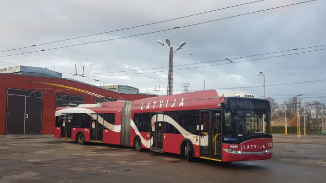 Trolejbuss svētku nodformējumā