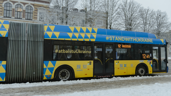 Rīgā kursē Ukrainas karoga krāsās 