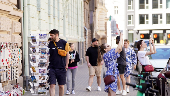 Turisti fotografē apskates objektus Vecrīgā