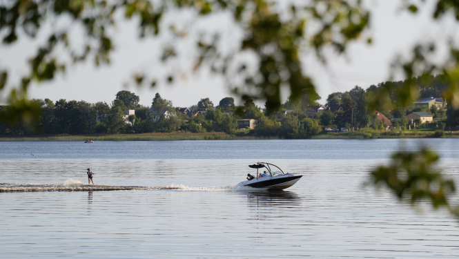 Cilvēks uz ūdens slēpēm