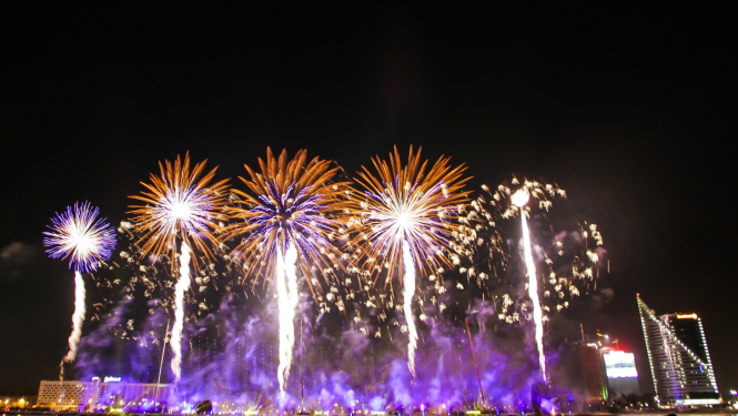 Uguņošana krastmalā