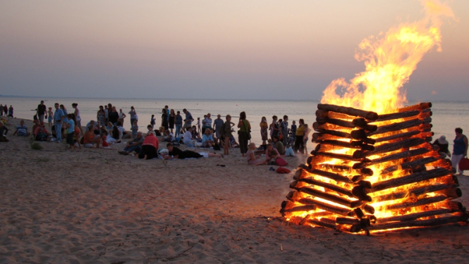 Uguns kurs jūras krastā