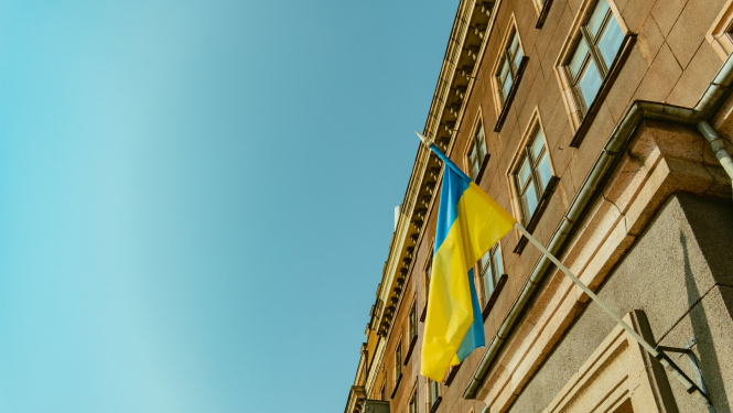 Ukrainas karogs pie sienas