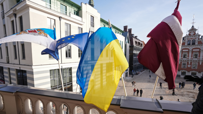 Ukrainas karogs pie Rātsnama