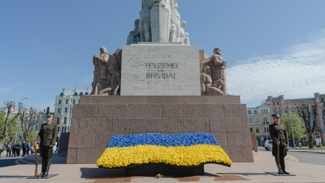 Ziedi Ukrainas karoga krāsās pie Brīvības pieminekļa