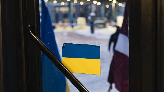 Ukrainas karogs uz loga