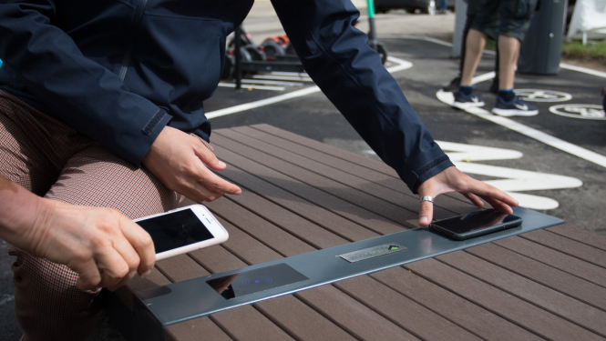 Cilvēki ar mobilajiem telefoniem