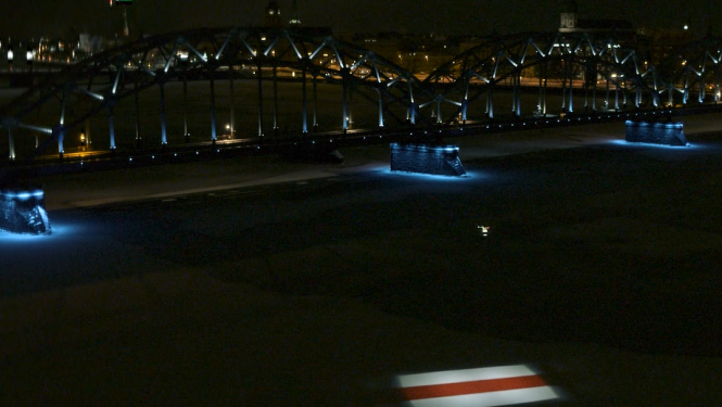 Izgaismots Baltkrievijas karogs uz Daugavas