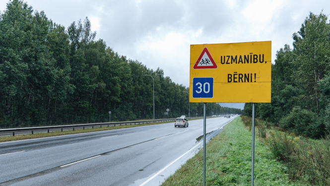Ceļa zīme Uzmanību bērni