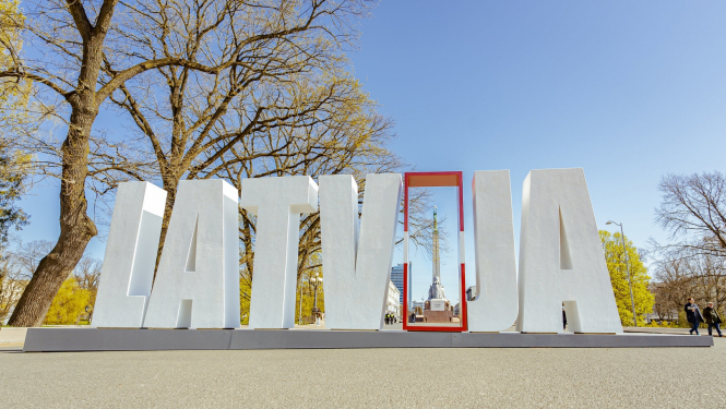 Uzraksts Latvija pie Brīvības pieminekļa