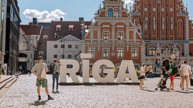 Uzraksts Rīga Rātslaukumā