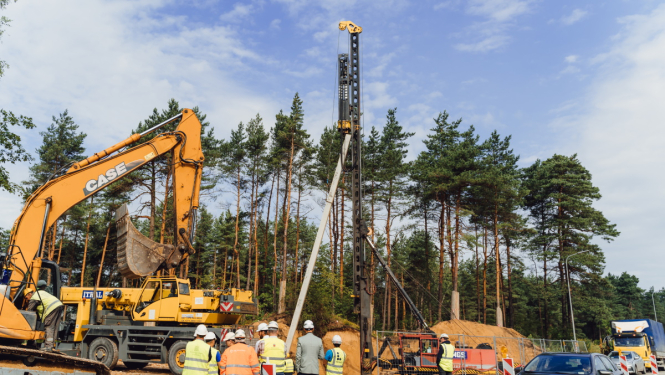 Uzsākta dzelzsbetona pāļu dzīšana satiksmes pārvadam pār dzelzceļa līniju Rīga–Skulte