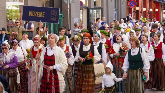 Cilvēki tautas tērpos