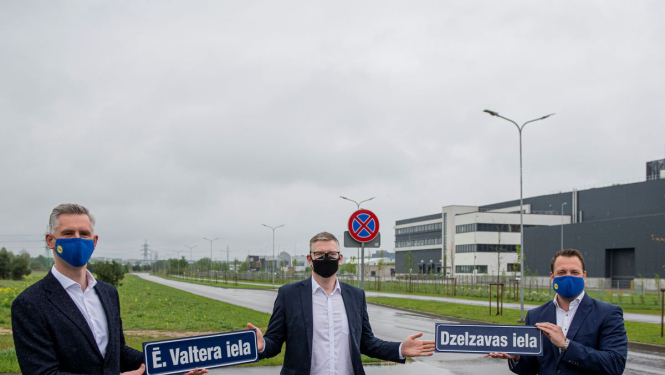 “Lidl Latvija” valdes pārstāvji Jākobs Jozefsons un Arūnas Dzikas simboliski pasniedza Dzelzavas un Ēvalda Valtera ielu nosaukumu plāksnītes Rīgas domes priekšsēdētāja vietniekam Vilnim Ķirsim