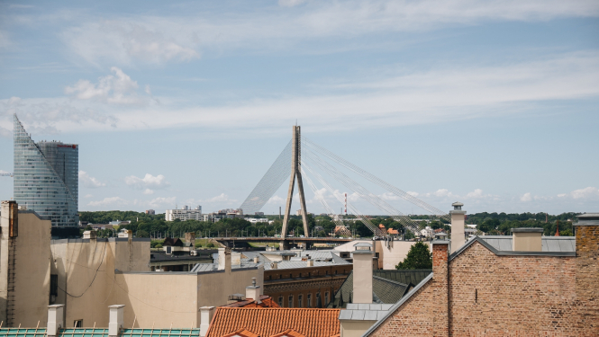 Māju jumti un vanšu tilts