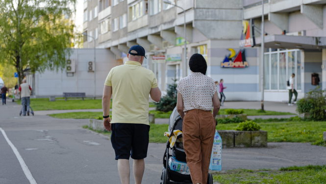 Vecāki ar bērnu ratiem