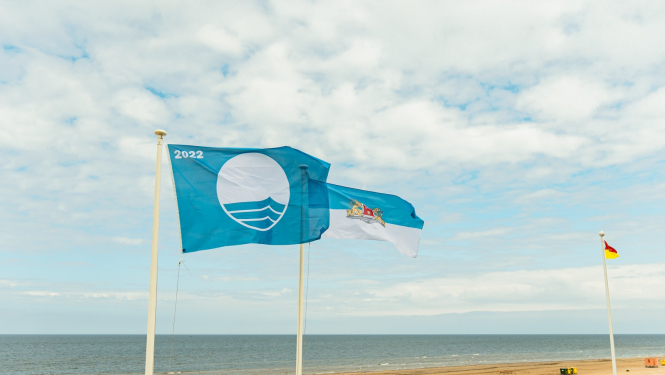 Vecāķu pludmalē plīvo zilais karogs