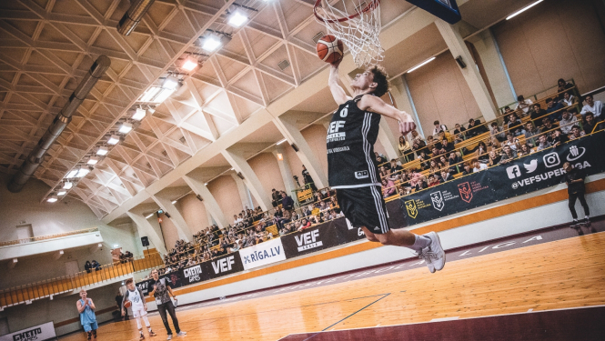 Basketbolists met bumbu grozā