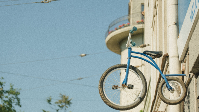 Mājas siena pie kuras piekārts velosipēds