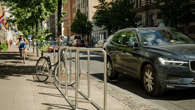 Velostatīvs ar velosipēdu