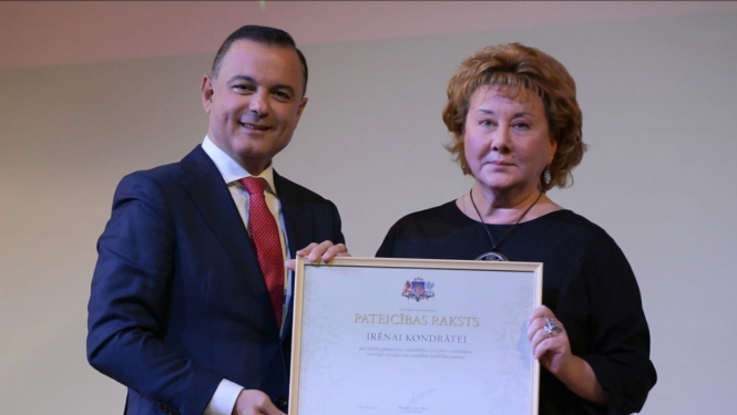 Veselības ministrs Hosams Abu Meri pasniedz Pateicības rakstu Labklājības departamenta direktorei Irēnai Kondrātei