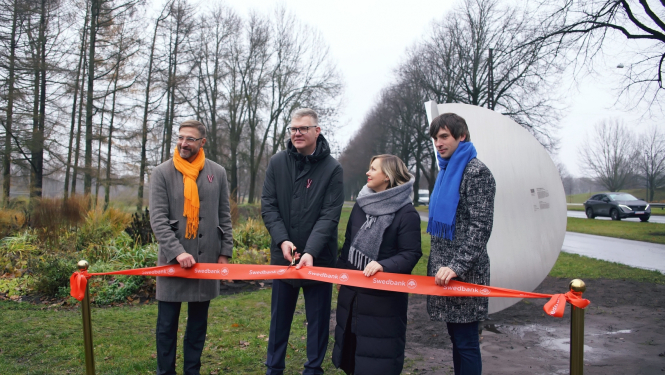 Atklāj AS “Swedbank” dāvinājumu – vides objektu “Taisnīgums”