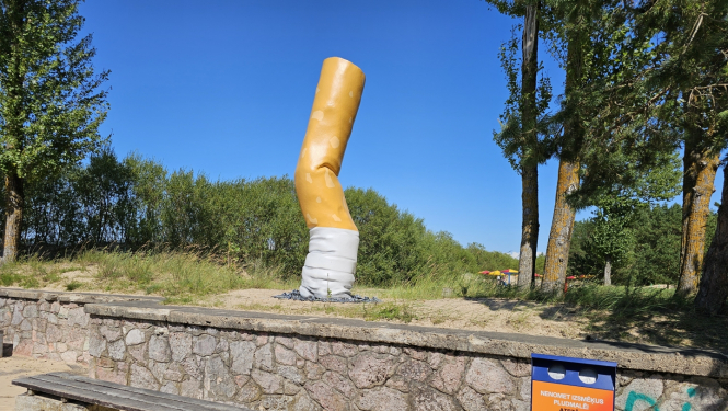 Vides objekts izsmēķis un novietotas izsmēķu urnas