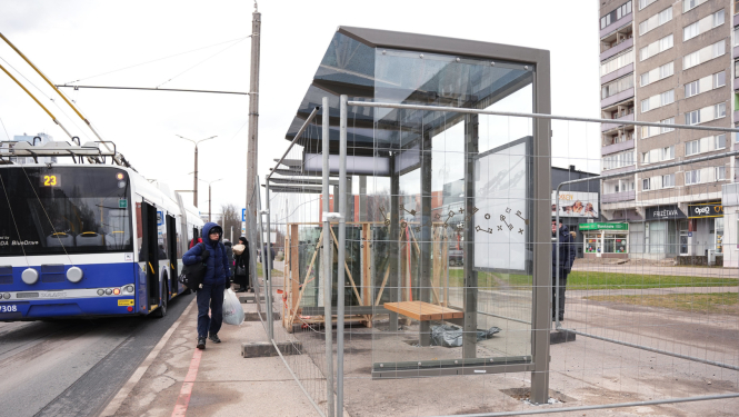 Uzstāda vienotā dizaina pieturvietu