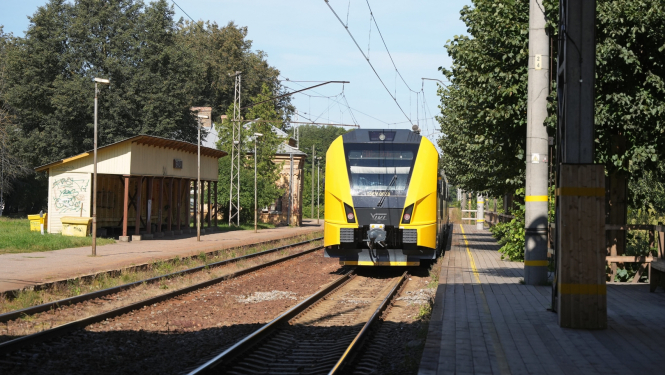 Pasažieru vilciens pieturā