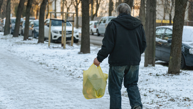 Vīrietis iet pa ielu