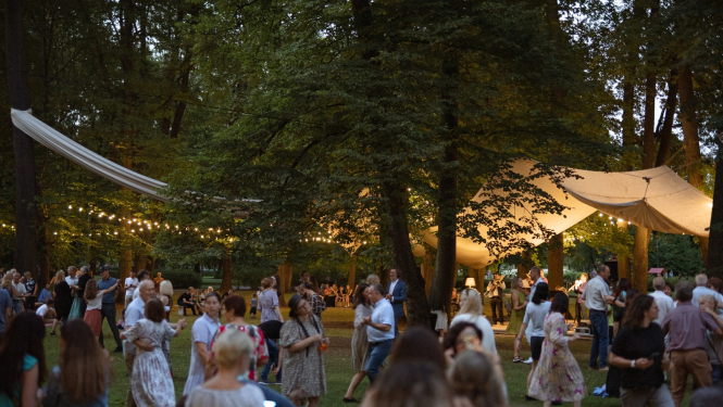 Cilvēki dejo zaļumballē