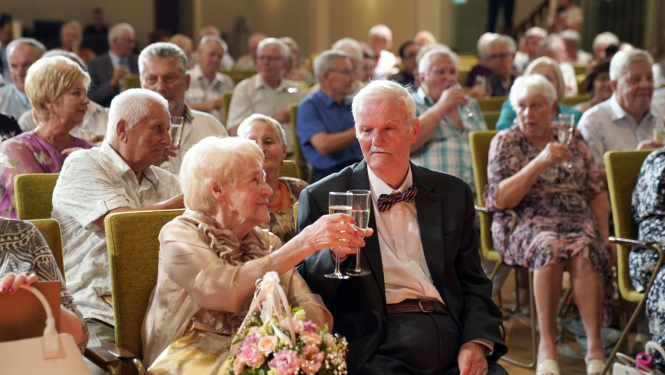 Pāri saskandina šampanieša glāzes