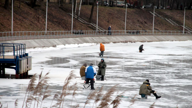 Zemledus makšķernieki uz Ķīžezera