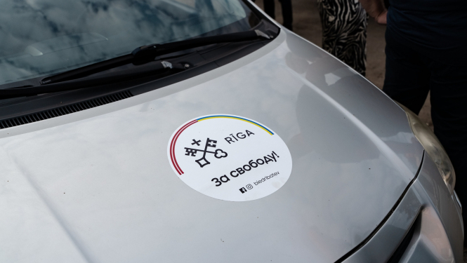 Ziedotā automašīna ar uzrakstu Ukraiņu valodā