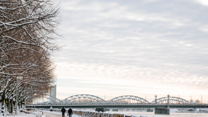 Ziemas skats uz Daugavu un dzelzceļa tiltu