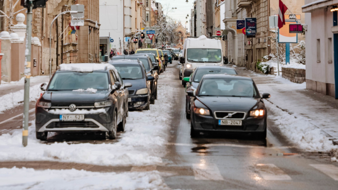 Sniegota iela automašīnas