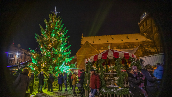 Ziemassvētku egle Doma laukumā