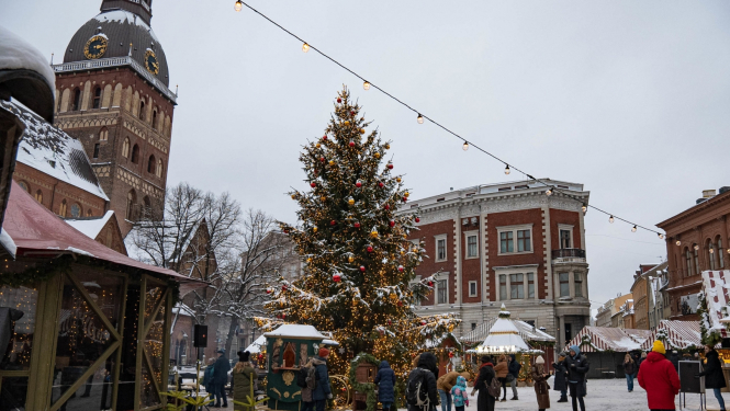 Ziemassvētku egle un tirdziņš Doma laukumā