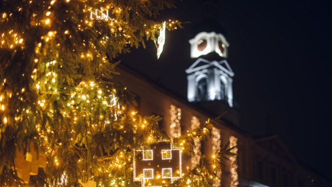 Ziemassvētku egle un Rātsnama tornis