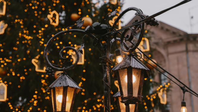 Ziemassvētku tirdziņa lampiņas