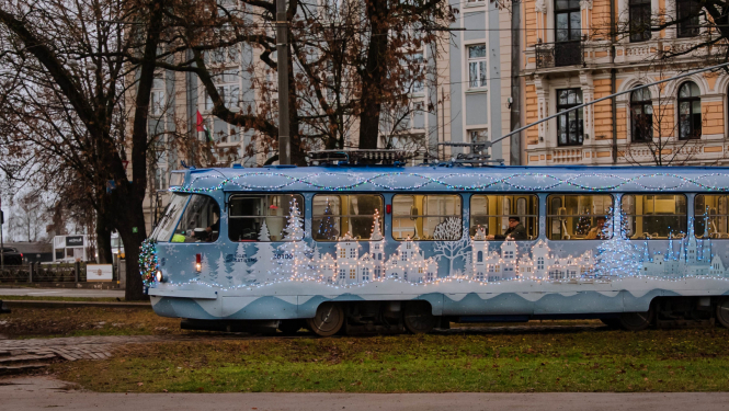 Tramvajs ar ziemassvētku gaismiņām