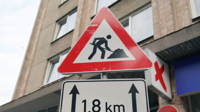 Ceļa zīme ielas remonts