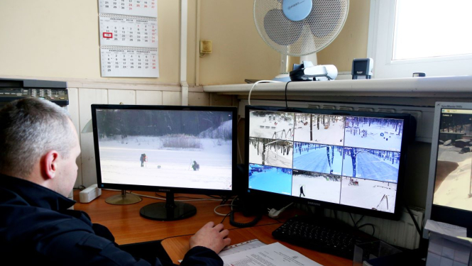 Pašvaldības policijas darbinieks veic videonovērošanu