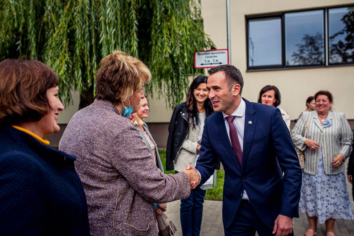 Mārtiņš Staķis sveic izglītības iestāžu darbiniekus