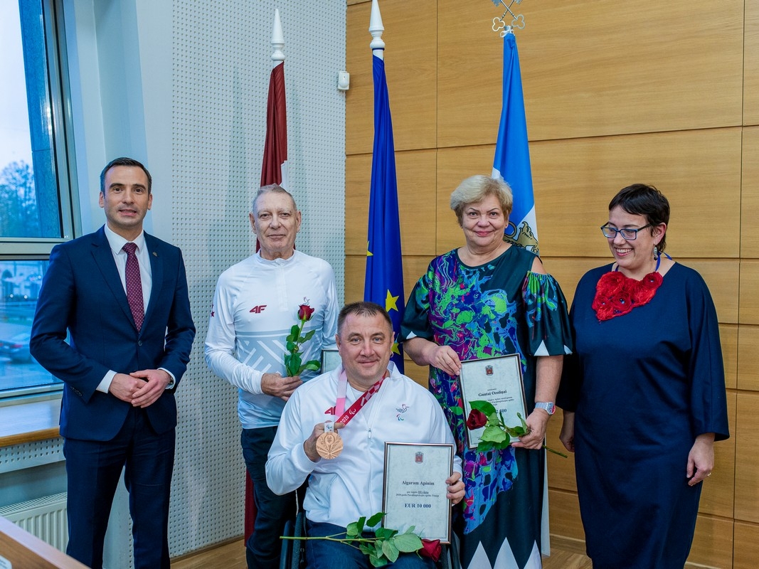 Kopbilde ar domes vadību un sportistiem