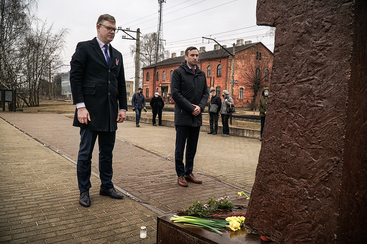  Rīgas domes priekšsēdētājs Mārtiņš Staķis un vicemērs Vilnis Ķirsis noliek ziedus pie Šķirotavas stacijas