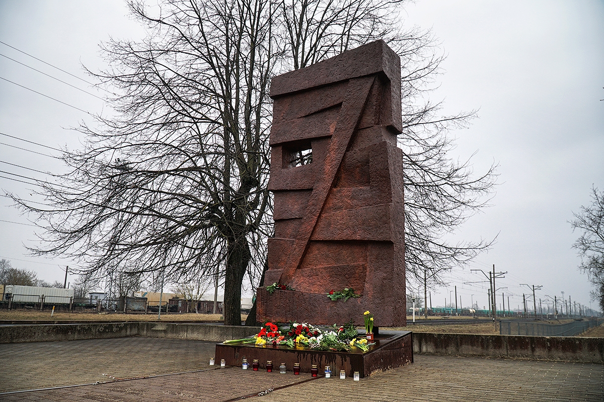 Ziedus pie Šķirotavas stacijas piemiņas zīmes