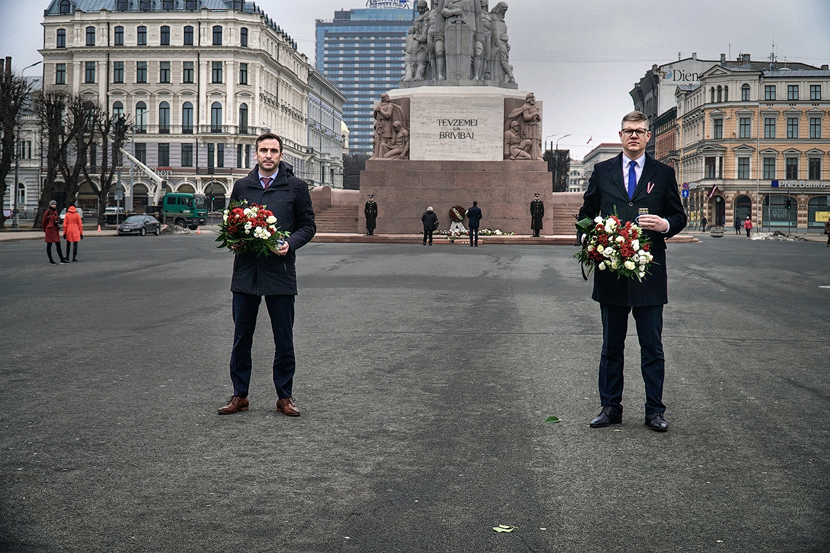 Rīgas domes priekšsēdētājs Mārtiņš Staķis un vicemērs Vilnis Ķirsis noliek ziedus pie Šķirotavas stacijas un Brīvības pieminekļa