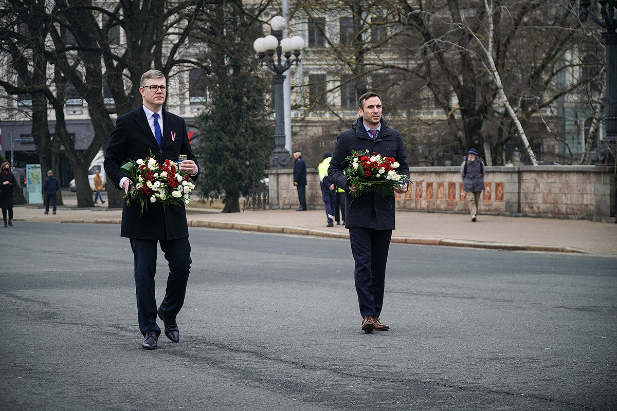 Rīgas domes priekšsēdētājs Mārtiņš Staķis un vicemērs Vilnis Ķirsis noliek ziedus pie Šķirotavas stacijas un Brīvības pieminekļa