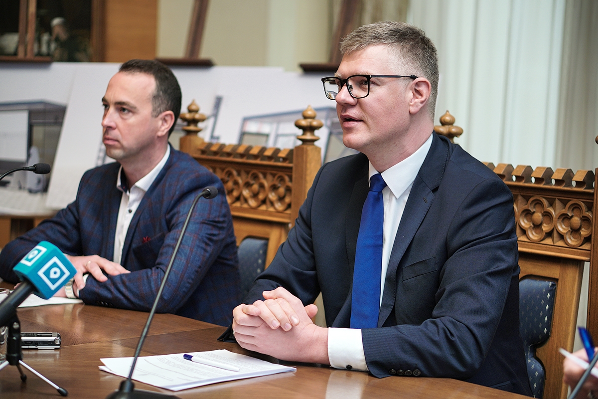 Pilsētvides dizaina pārvaldes vadītājs  Valdis Dombrovskis un Rīgas domes priekšsēdētāja vietnieks Vilni Ķirsis